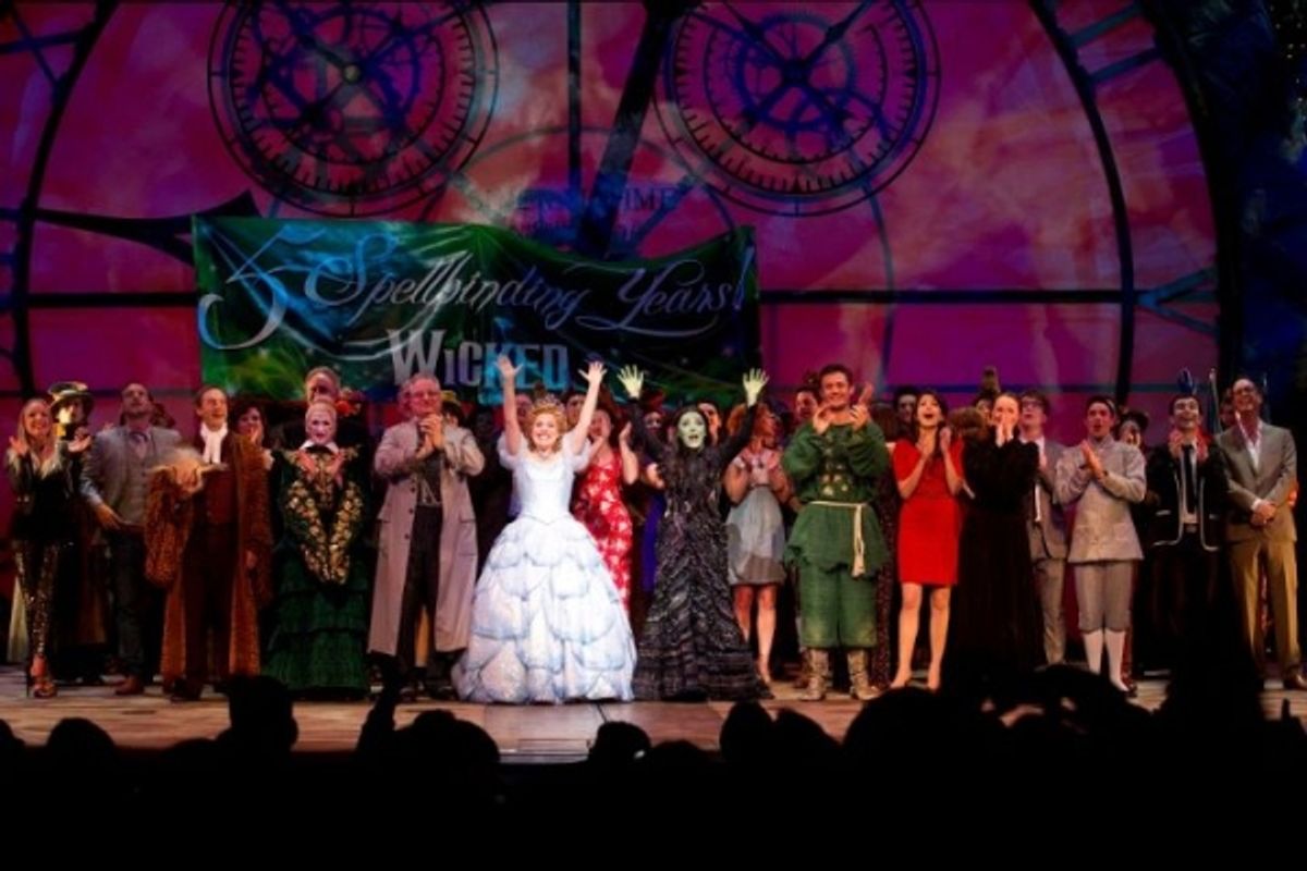 Rachel Tucker and the cast of West End\'s WICKED at 