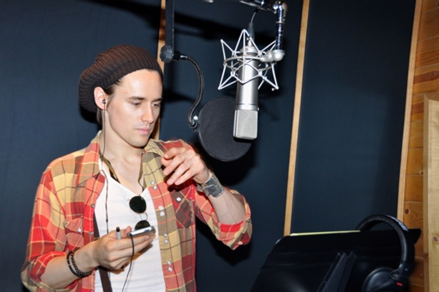 Photo Coverage: SPIDER-MAN's Reeve Carney, T.V. Carpio Sing For 'Carols for a Cure'  Image