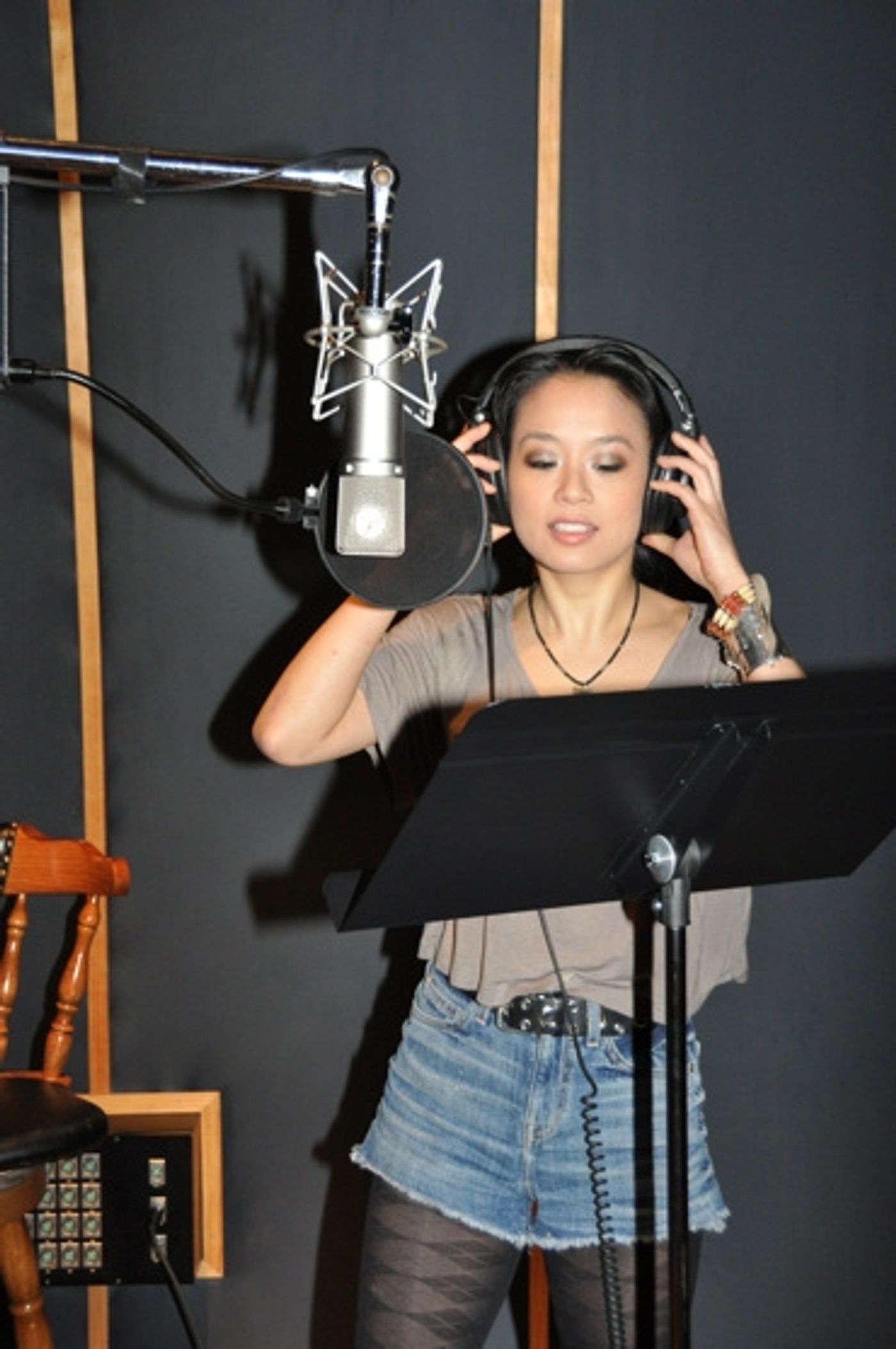 Photo Coverage: SPIDER-MAN's Reeve Carney, T.V. Carpio Sing For 'Carols for a Cure'  Image