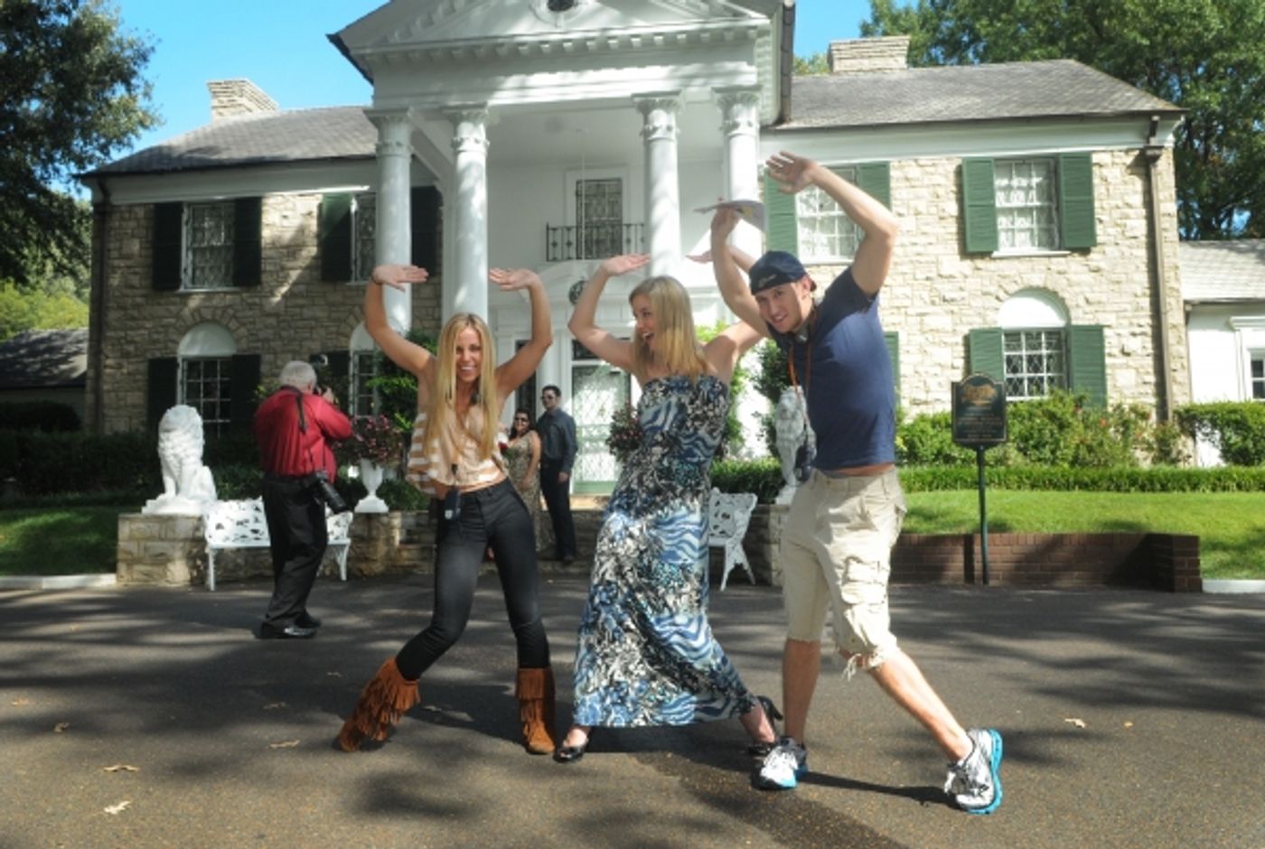 Photo Flash: MEMPHIS National Tour Visits Graceland Photo Flash: MEMPHIS National Tour Visits Graceland Image