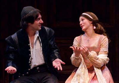 Sam Henderson (Baruch de Spinoza), Mary Tuomanen (Clara van den Eden) Photo