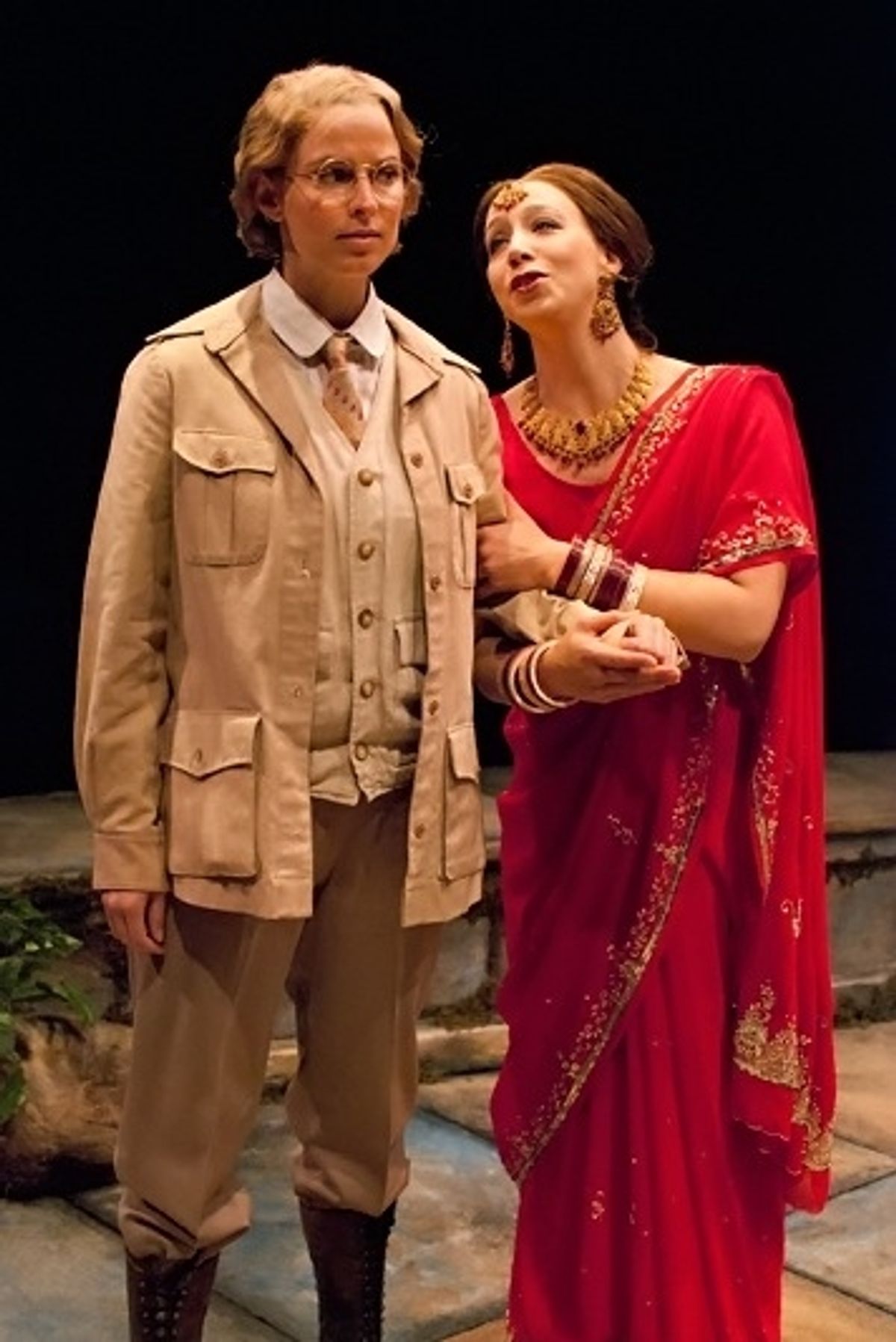 Allison Spratt Pearce as Viola and Deborah Radloff as Olivia at 