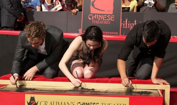 Photo Flash: TWILIGHT Hand & Footprint Ceremony — photo 2 of 10