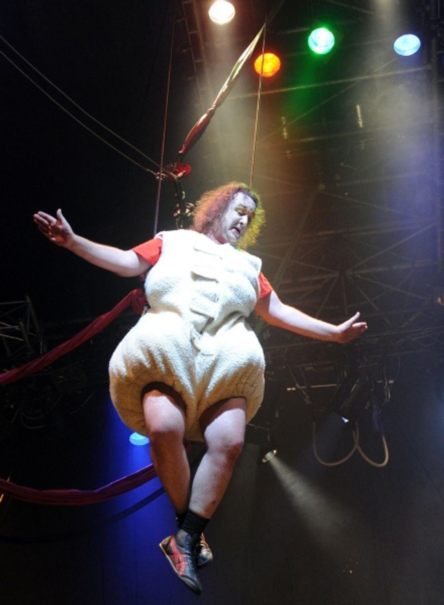Photo Flash: CIRQUE NONO at the Fliegende Bauten Theatre Image