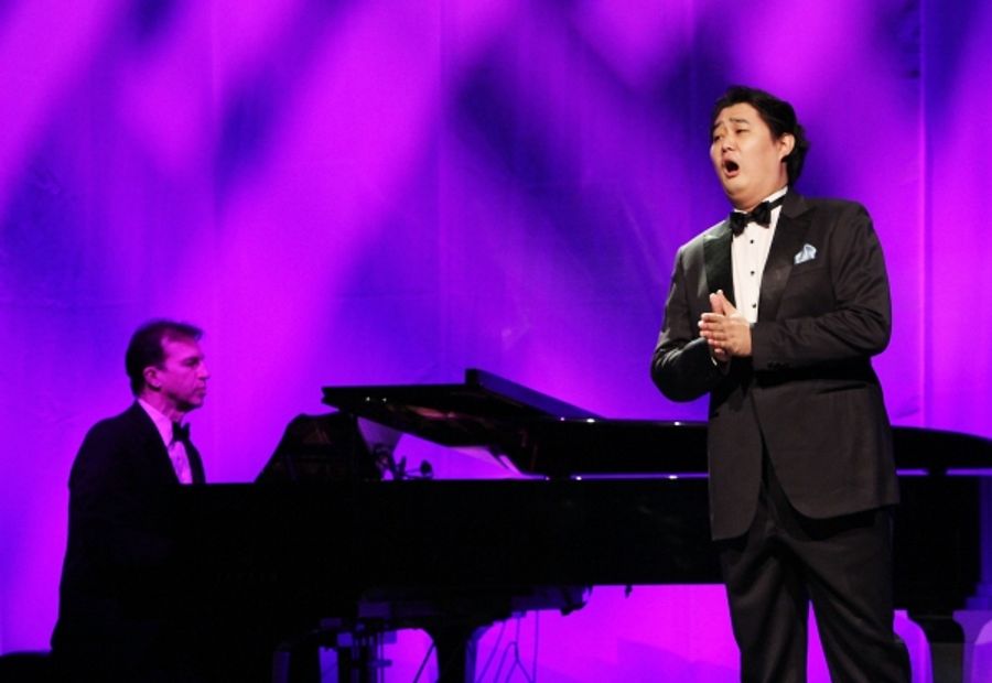 Photo Flash: Julie Andrews, Anne Hathaway, et al. at 2011 Princess Grace Gala Image