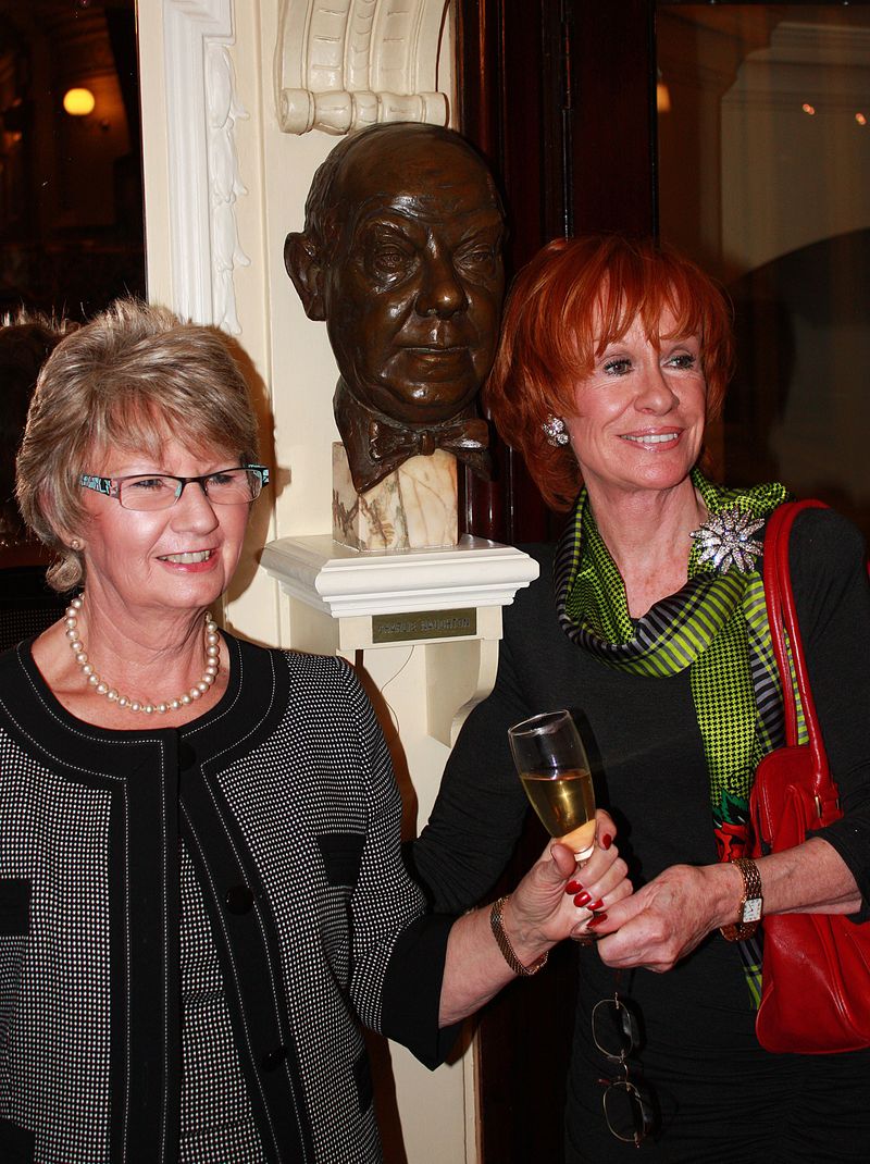 Photo Coverage: The Victoria Palace Theatre's 100th Birthday Party! — photo 4 of 6
