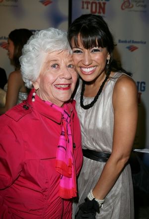 LOS ANGELES, CA - NOVEMBER 11: Charlotte Rae (L) and actress Vanessa Born (R) pose du Photo