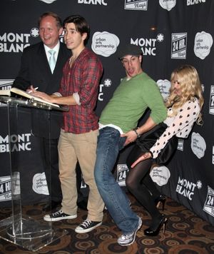 Justin Long, Jason Biggs & Laura Bell Bundy @ BroadwayWorld Justin Long, Jason Biggs & Laura Bell Bundy Photo