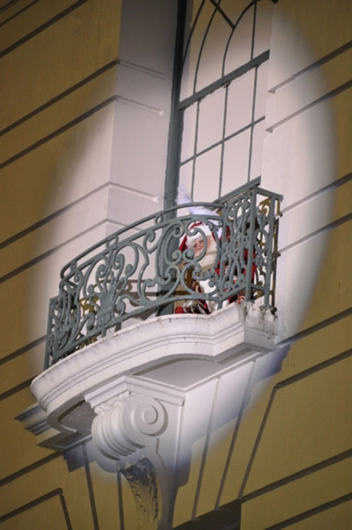 Photo Flash: Whoopi Goldberg and SISTER ACT Unveil Macy's 2011 Windows  Image