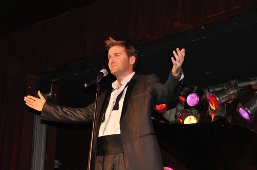 Photo Flash: Paul Byrom Plays B.B. Kings Image
