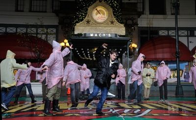 Daniel Radcliffe and cast of HOW TO SUCCEED Photo