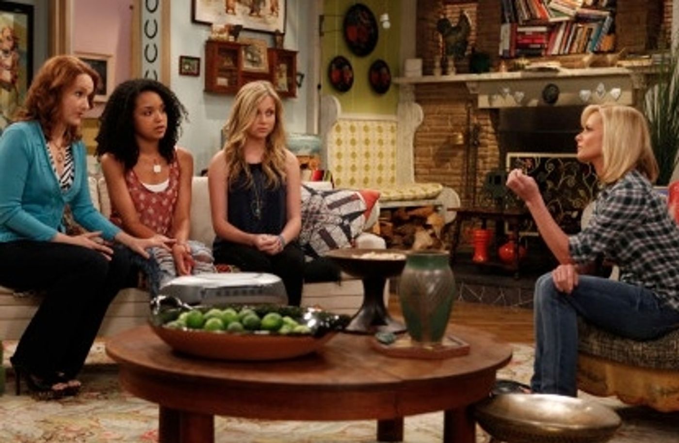 Photo Flash - First Look - Katie Finneran Debuts on Fox's I HATE MY TEENAGE DAUGHTER, 11/30  Image