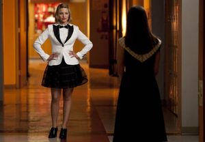 Rachel (Lea Michele, R) talks to Quinn (Dianna Agron, L). Photo