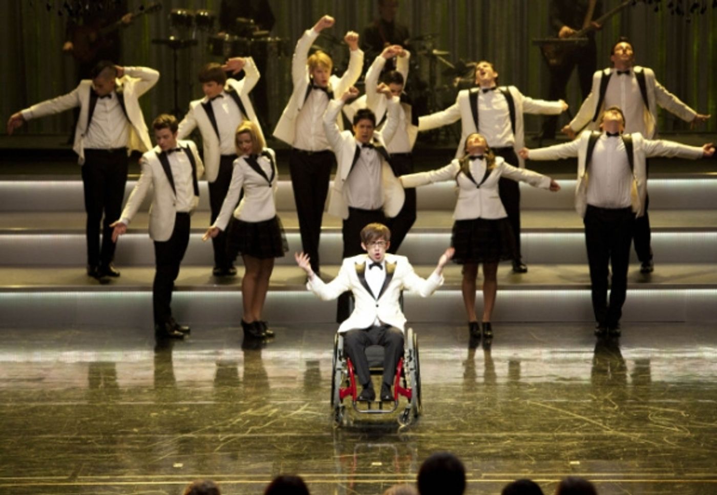 Photos and Audio: Tonight on GLEE- EVITA, Michael Jackson, and More!  Image