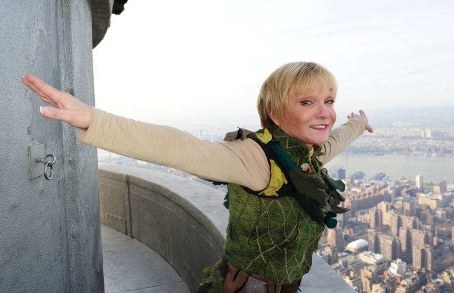 Photo Flash: PETER PAN's Cathy Rigby Visits Empire State Building Image