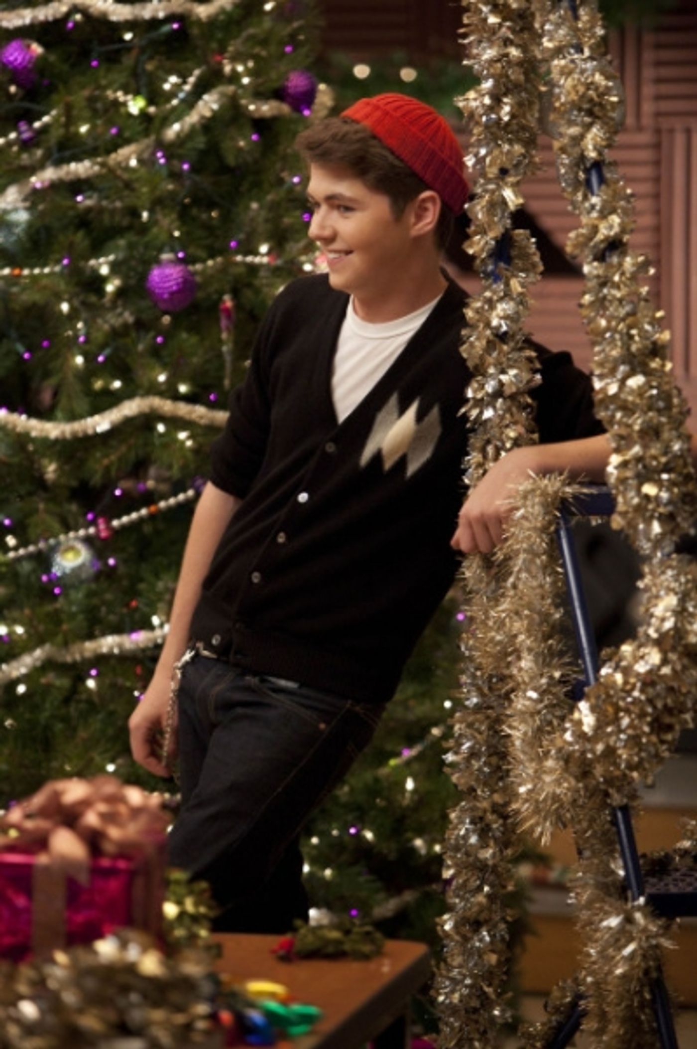 Photos and Audio: Tonight on GLEE- The New Directions Celebrate Christmas!  Image