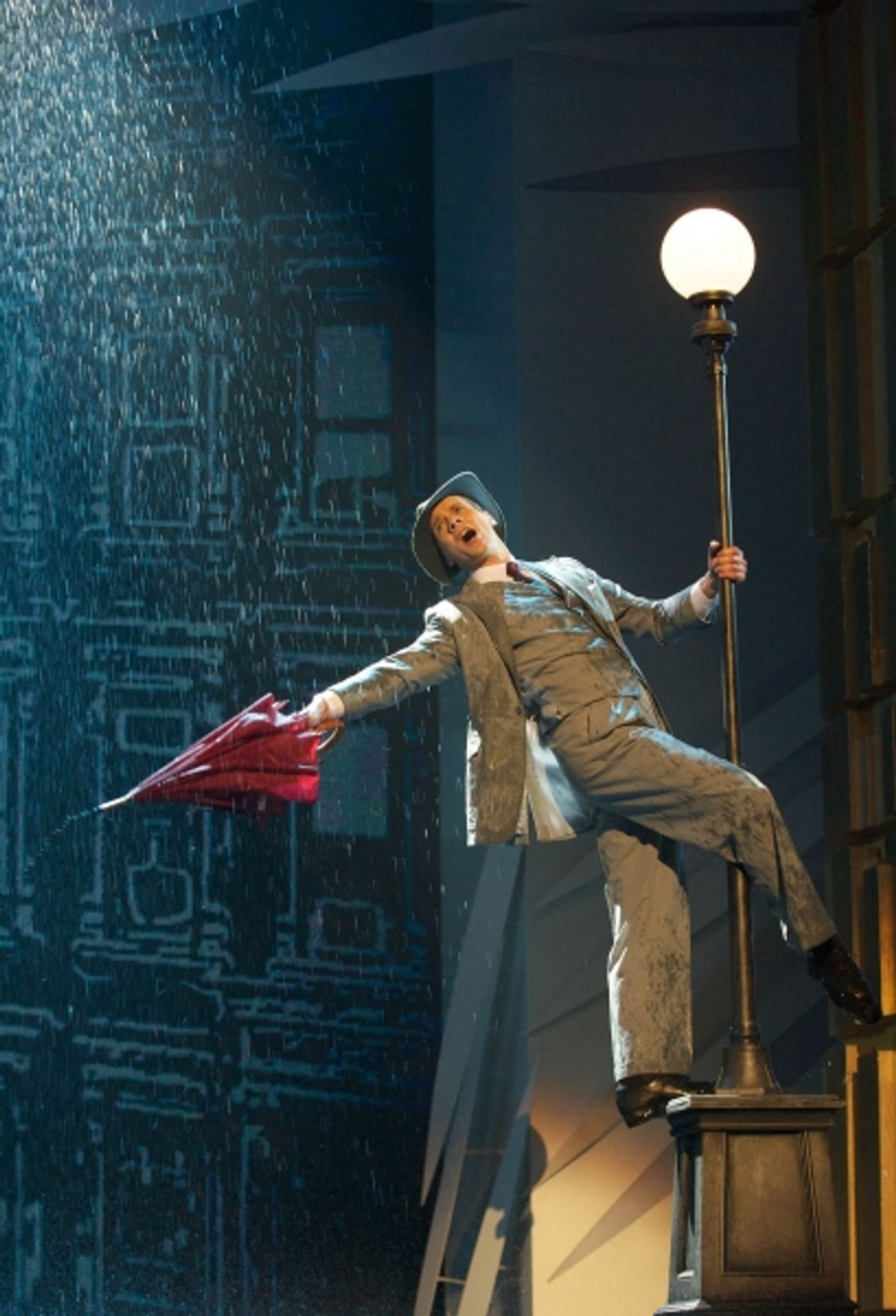 Photo Flash: West End's SINGIN' IN THE RAIN Performs at Royal Variety  Image