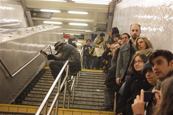 Nic Grelli and audience Photo