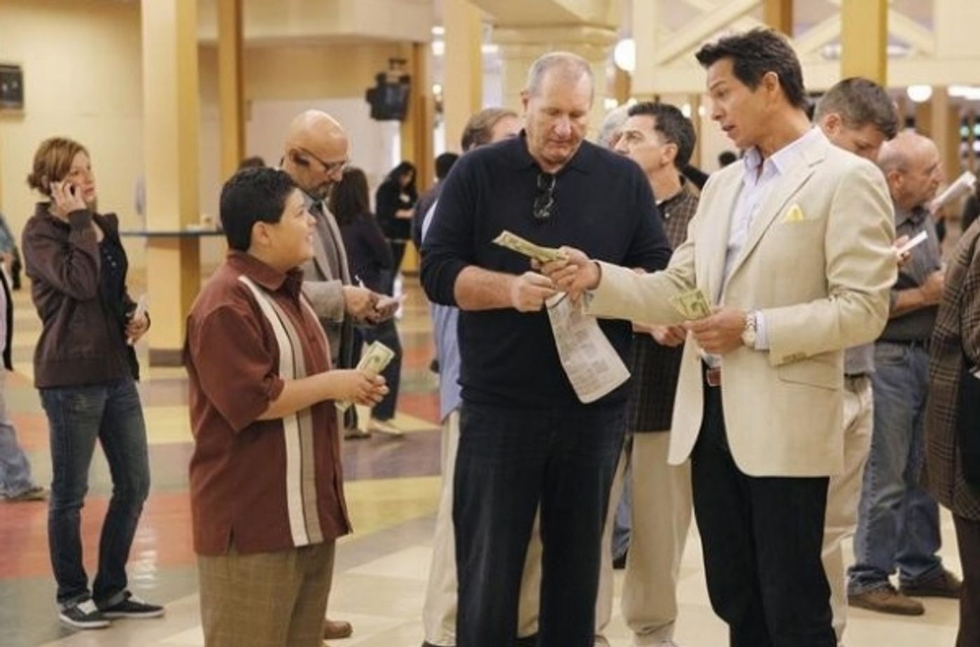 Photo Flash: Benjamin Bratt Guest Stars on ABC's MODERN FAMILY Tonight Photo Flash: Benjamin Bratt Guest Stars on ABC's MODERN FAMILY Tonight Image