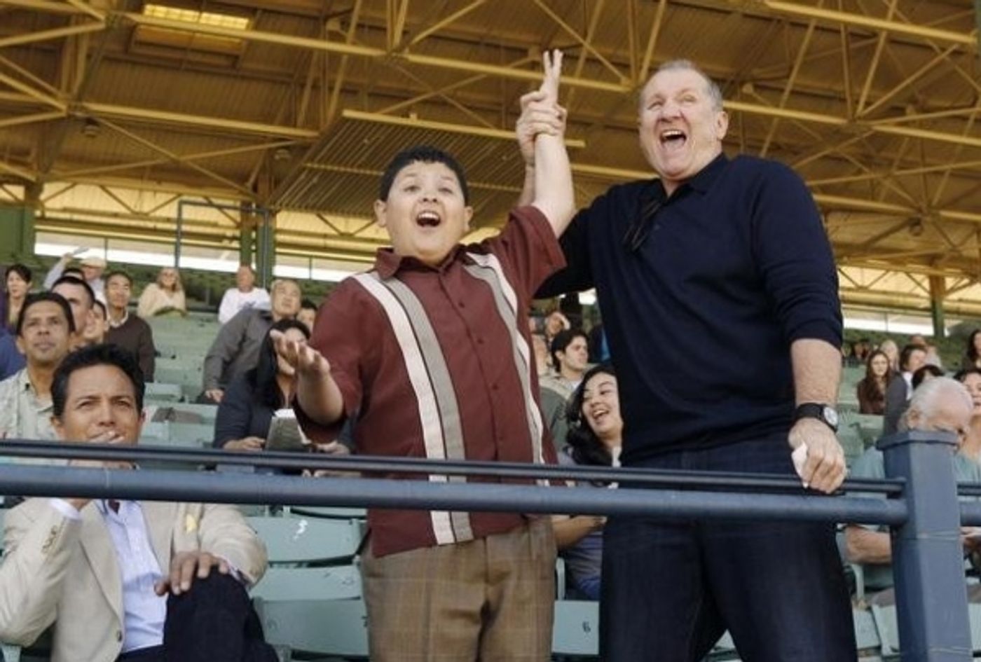 Photo Flash: Benjamin Bratt Guest Stars on ABC's MODERN FAMILY Tonight Photo Flash: Benjamin Bratt Guest Stars on ABC's MODERN FAMILY Tonight Image