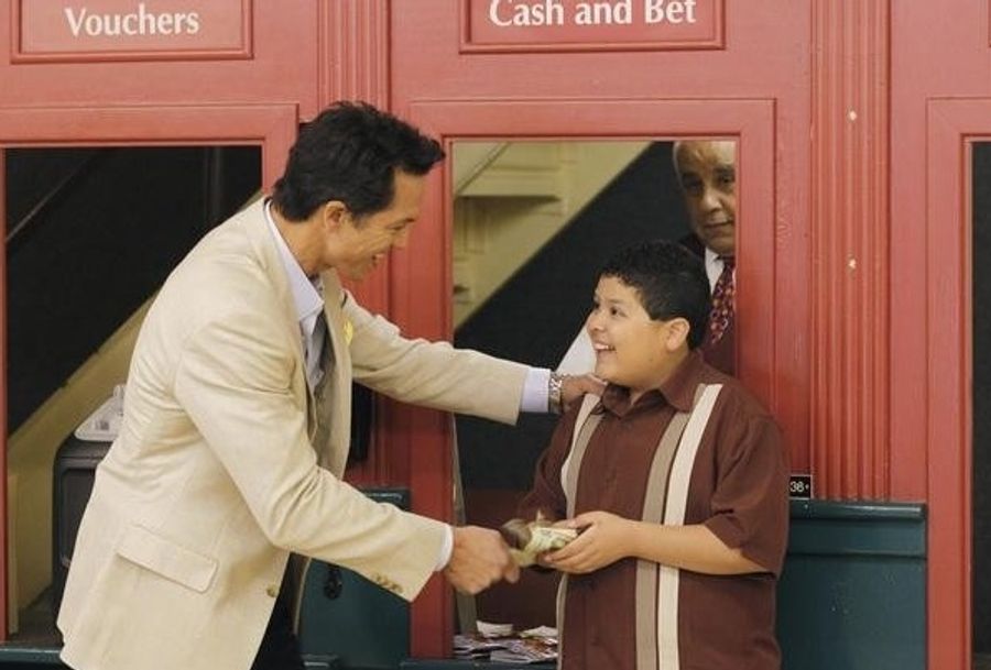 Photo Flash: Benjamin Bratt Guest Stars on ABC's MODERN FAMILY Tonight Image