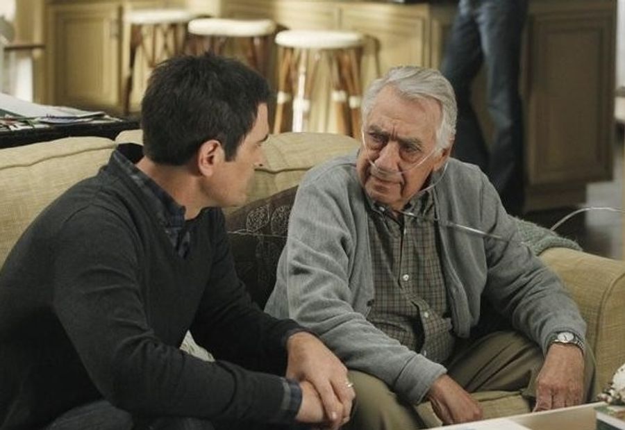 Photo Flash: Benjamin Bratt Guest Stars on ABC's MODERN FAMILY Tonight Image