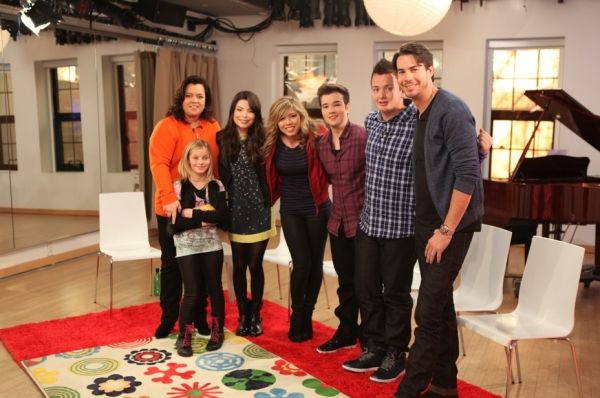 Rosie O'Donnell, daughter Vivi, Miranda Cosgrove, Jennette McCurdy, Nathan Kress, Noa Photo