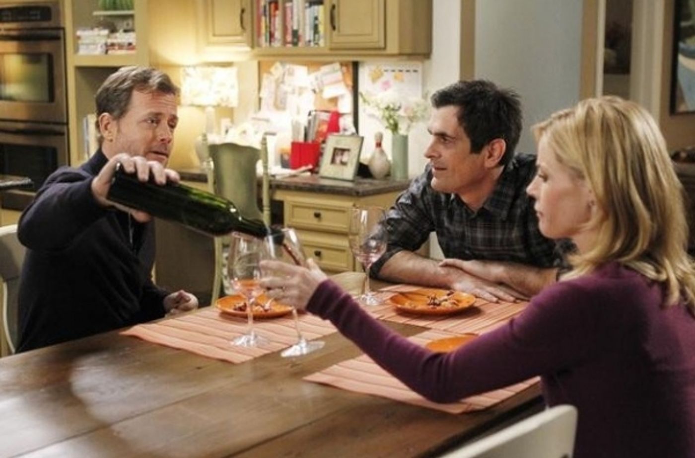 Photo Flash: First Look - Greg Kinnear on ABC's MODERN FAMILY, 2/8 Photo Flash: First Look - Greg Kinnear on ABC's MODERN FAMILY, 2/8 Image