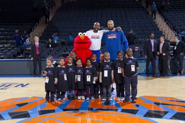 Elmo poses with KnicksÃ¢â‚¬â„¢ AmarÃ¢â‚¬â„¢e Stoudemire, Tyson Ch Photo