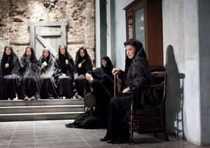 Shohreh Agdashloo and cast  Photo