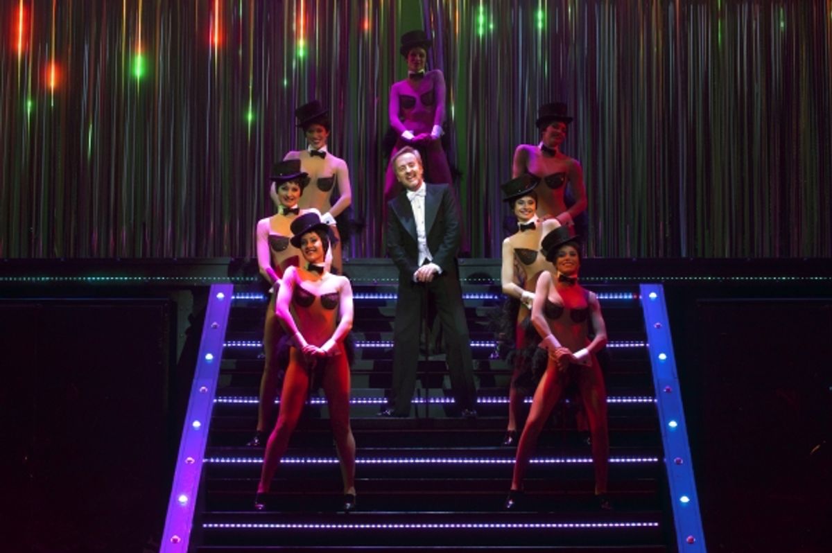 Carlos Hipolito en el centro de las bailarinas de Follies at 