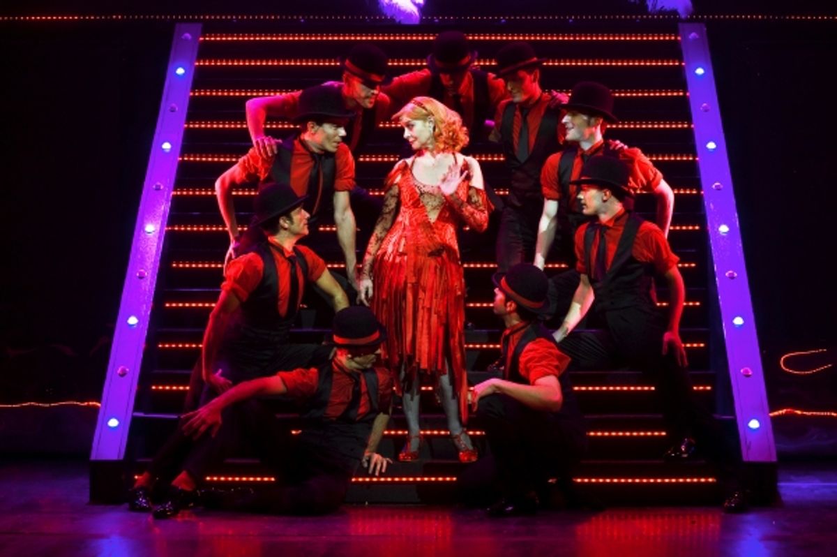 Vicky Pena rodeada de los bailarines de Follies at 