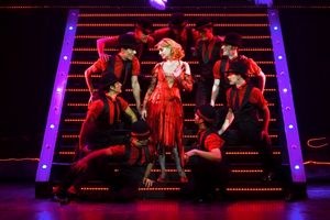 Vicky Pena rodeada de los bailarines de Follies Photo