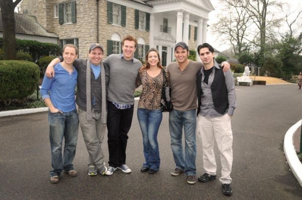 Photos: MILLION DOLLAR QUARTET Tour Cast Visits to Elvis' Graceland — photo 2 of 3