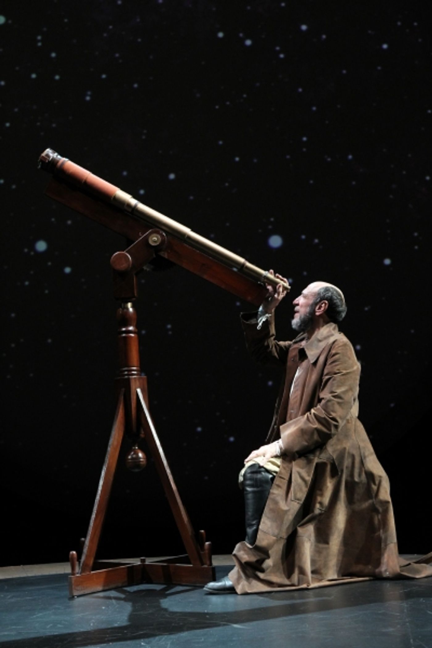 Photo Flash: First Look at F. Murray Abraham in CSC's GALILEO  Image