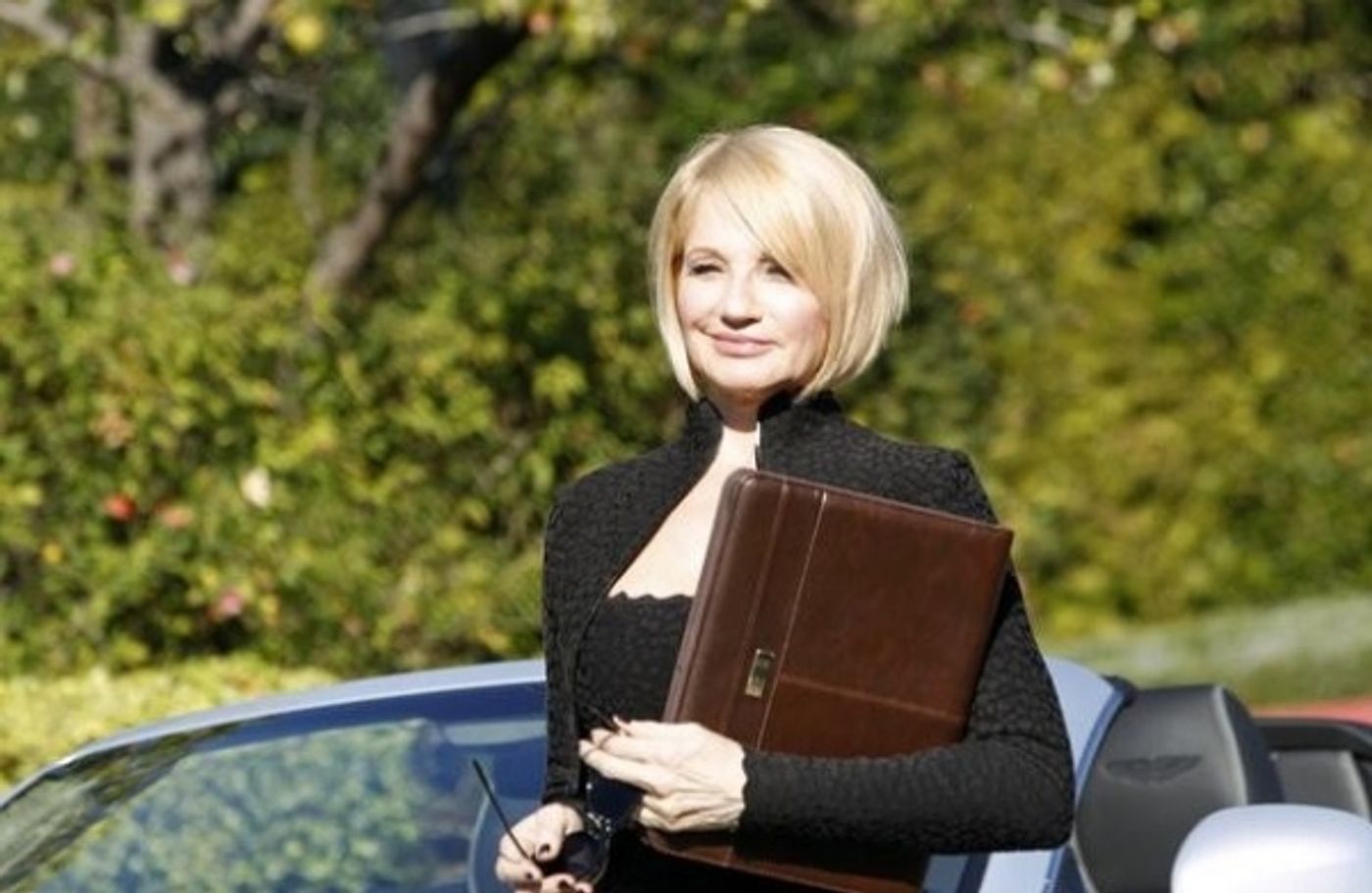 Photo Flash: First Look - Bobby Cannavale, Ellen Barkin Guest Star on ABC's MODERN FAMILY Tonight  Image