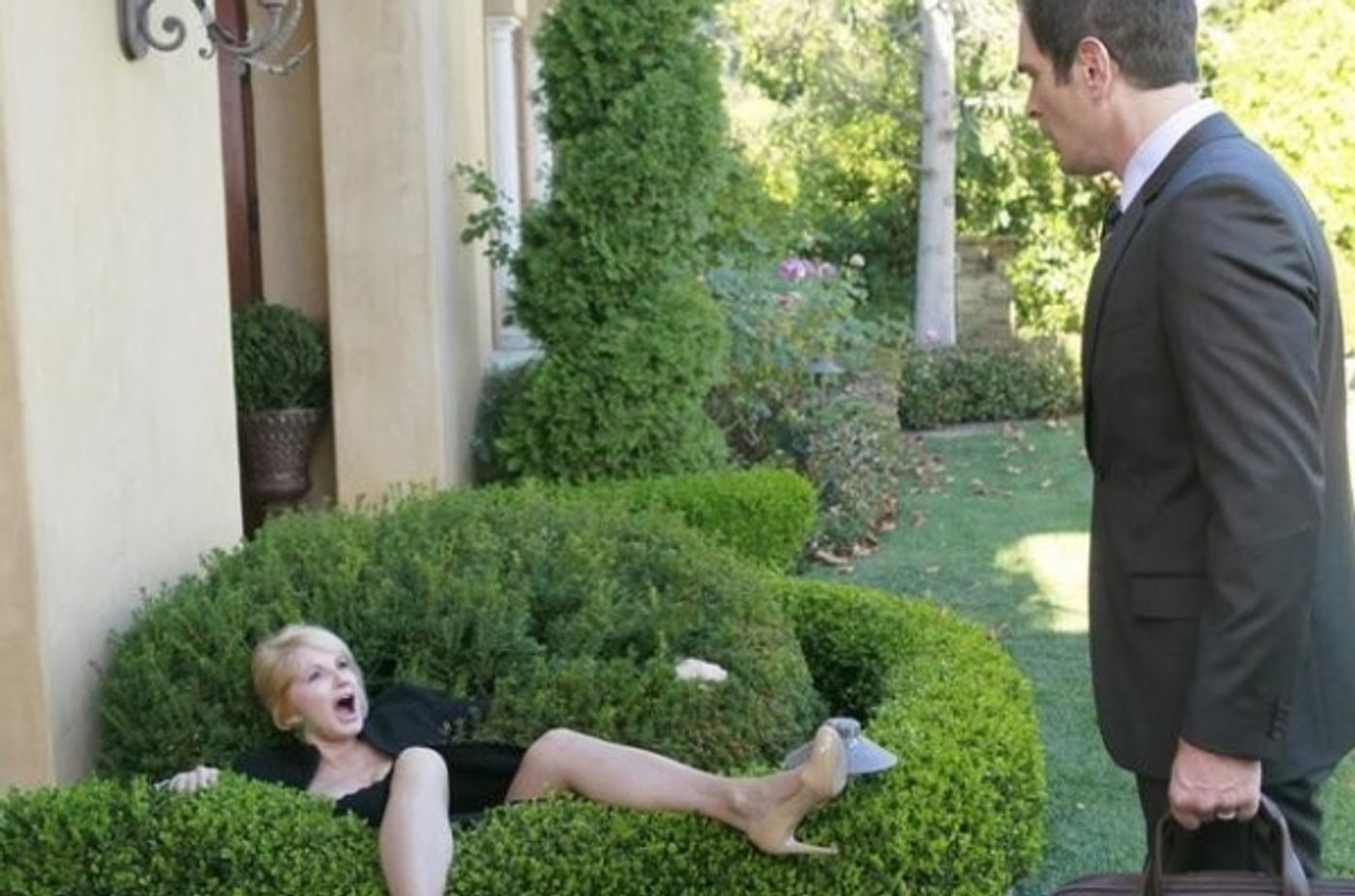 Photo Flash: First Look - Bobby Cannavale, Ellen Barkin Guest Star on ABC's MODERN FAMILY Tonight  Image