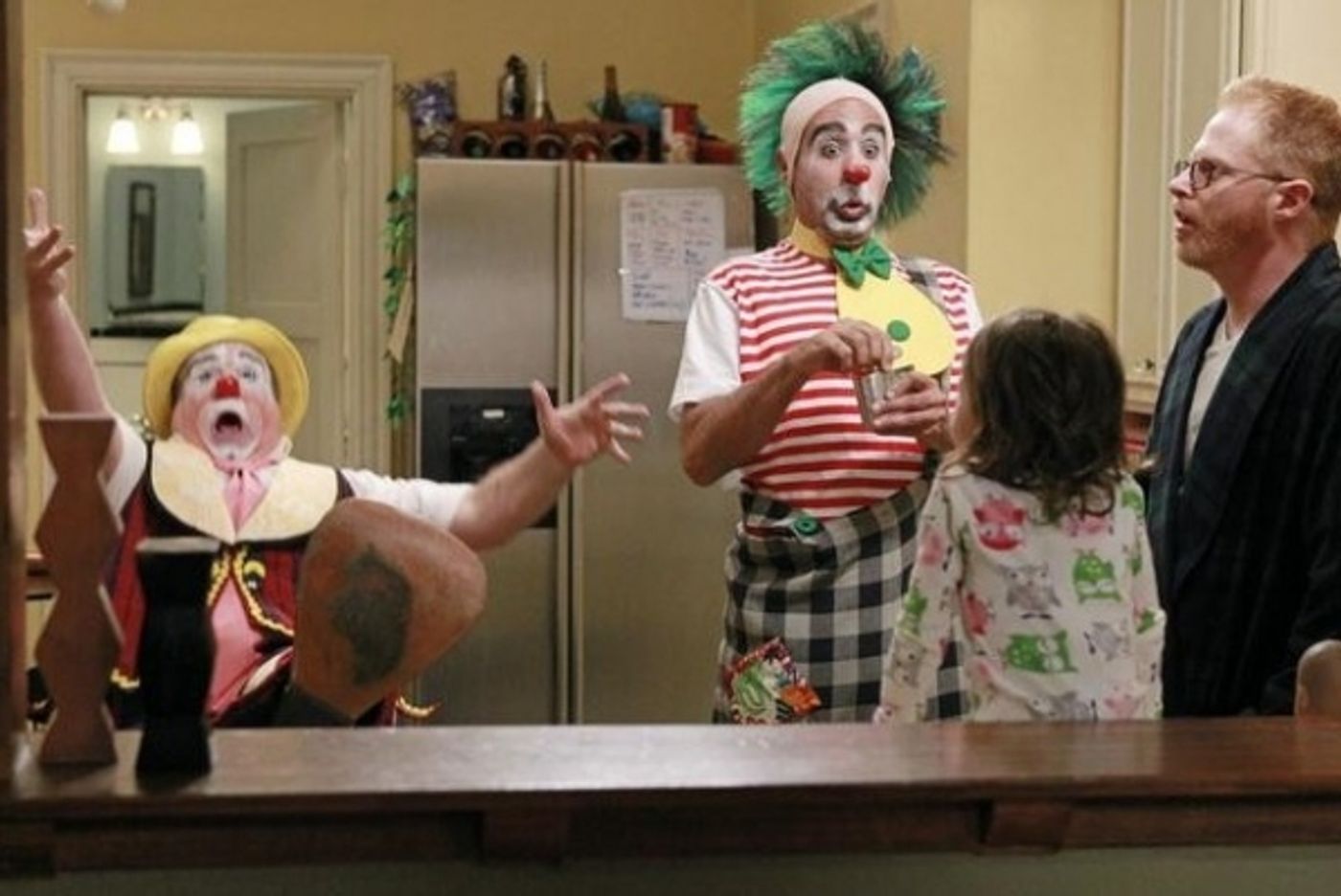 Photo Flash: First Look - Bobby Cannavale, Ellen Barkin Guest Star on ABC's MODERN FAMILY Tonight  Image