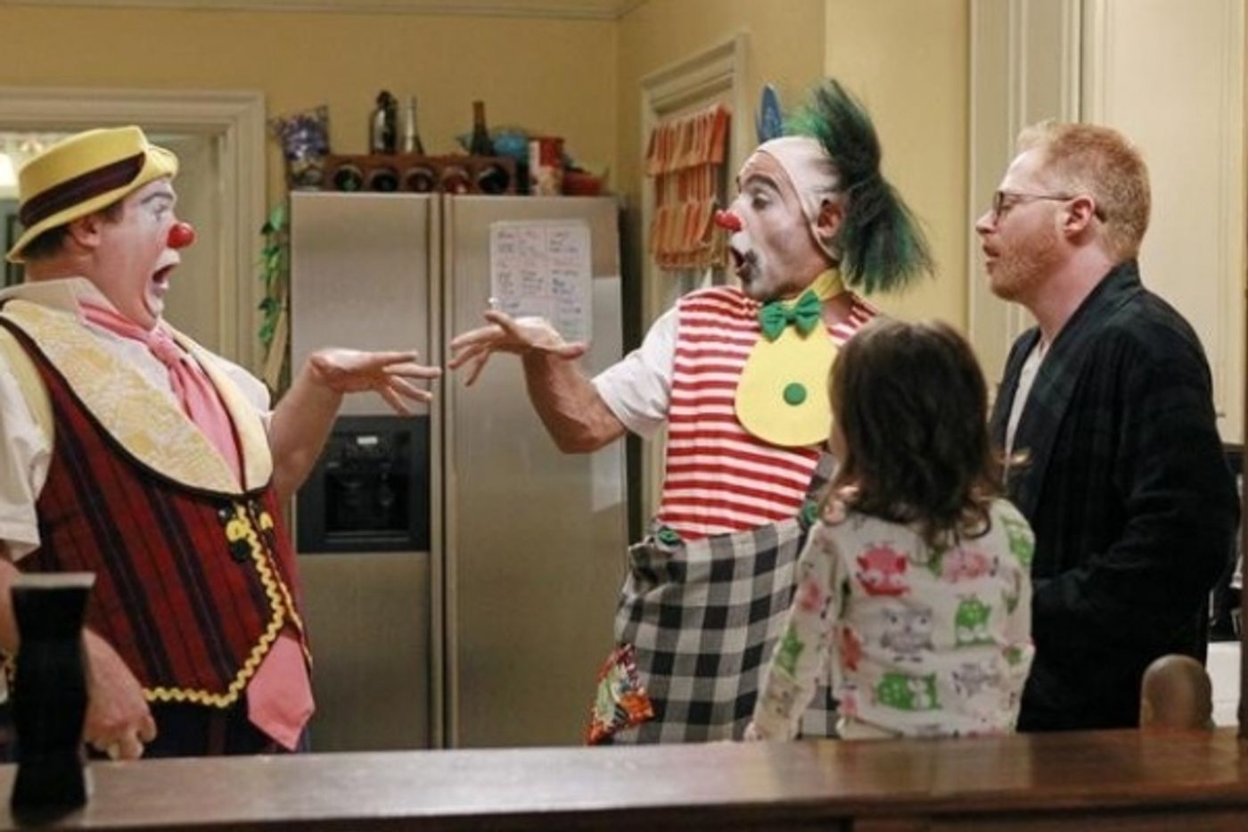 Photo Flash: First Look - Bobby Cannavale, Ellen Barkin Guest Star on ABC's MODERN FAMILY Tonight  Image