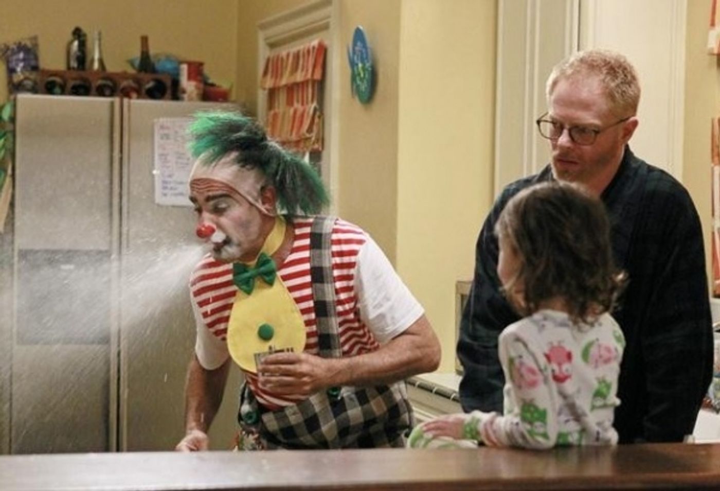 Photo Flash: First Look - Bobby Cannavale, Ellen Barkin Guest Star on ABC's MODERN FAMILY Tonight  Image