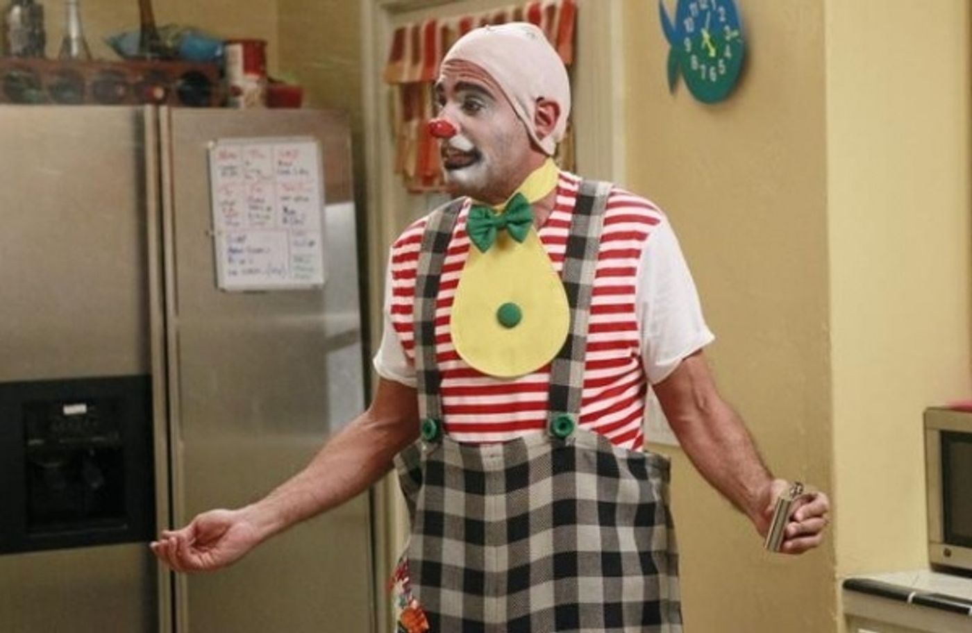 Photo Flash: First Look - Bobby Cannavale, Ellen Barkin Guest Star on ABC's MODERN FAMILY Tonight  Image