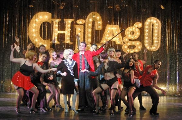 Alexis Grace,(center left) as Roxie Hart and Rob Hanford (center right) as Billy Flyn Photo