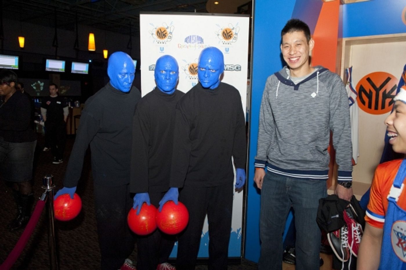 Photo Flash: Jeremy Lin Meets the Blue Man Group at Knicks Bowl  Image