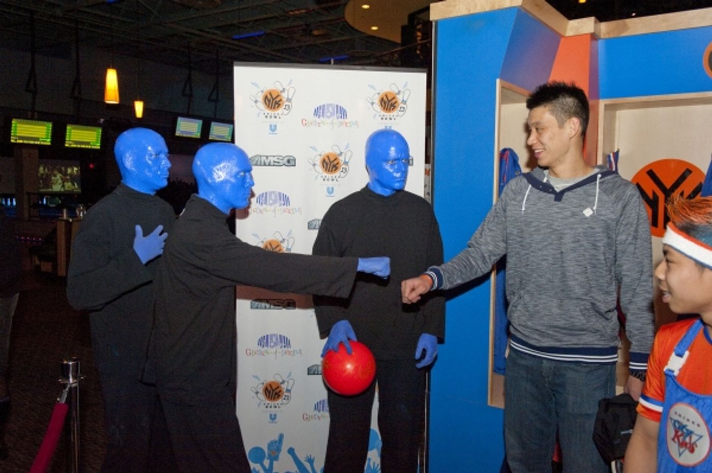 Photo Flash: Jeremy Lin Meets the Blue Man Group at Knicks Bowl  Image