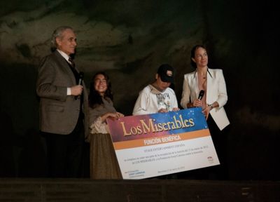 Josep Carreras sostiene el cheque que hizo entrega Julia Gomez Cora Photo