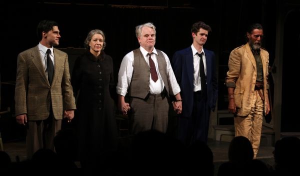 Finn Wittrock, Linda Emond, Phillip Seymour Hoffman, Andrew Garfield, John Glover Photo