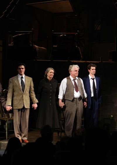 Finn Wittrock, Linda Emond, Phillip Seymour Hoffman & Andrew Garfield Photo