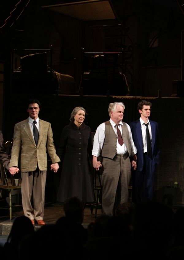 Finn Wittrock, Linda Emond, Phillip Seymour Hoffman & Andrew Garfield Photo