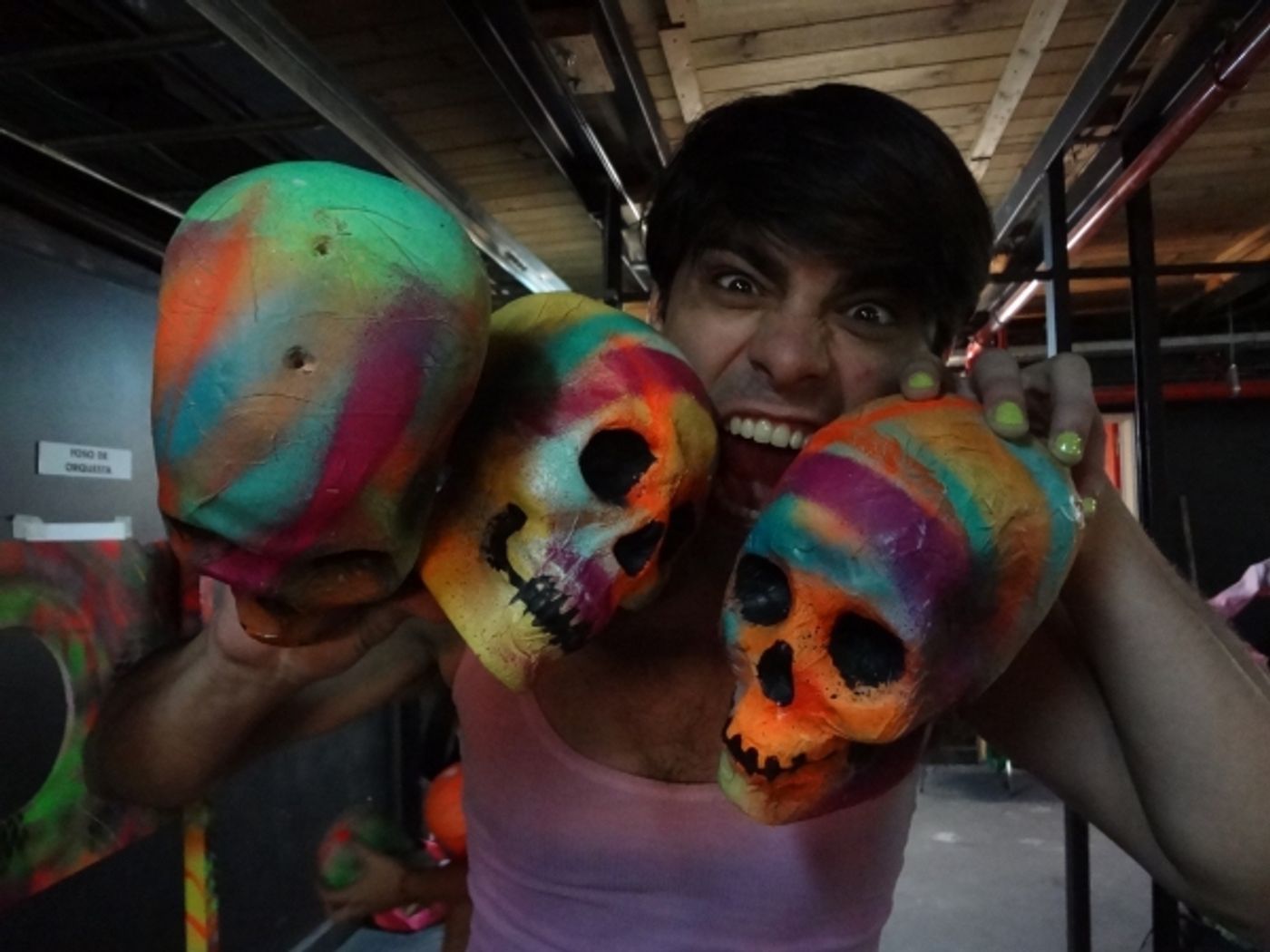 Photo Coverage: 'La Parka' se prepara para salir a escena  Image