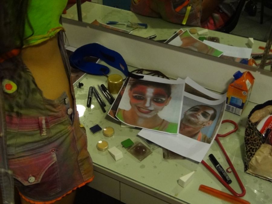 Photo Coverage: 'La Parka' se prepara para salir a escena Image